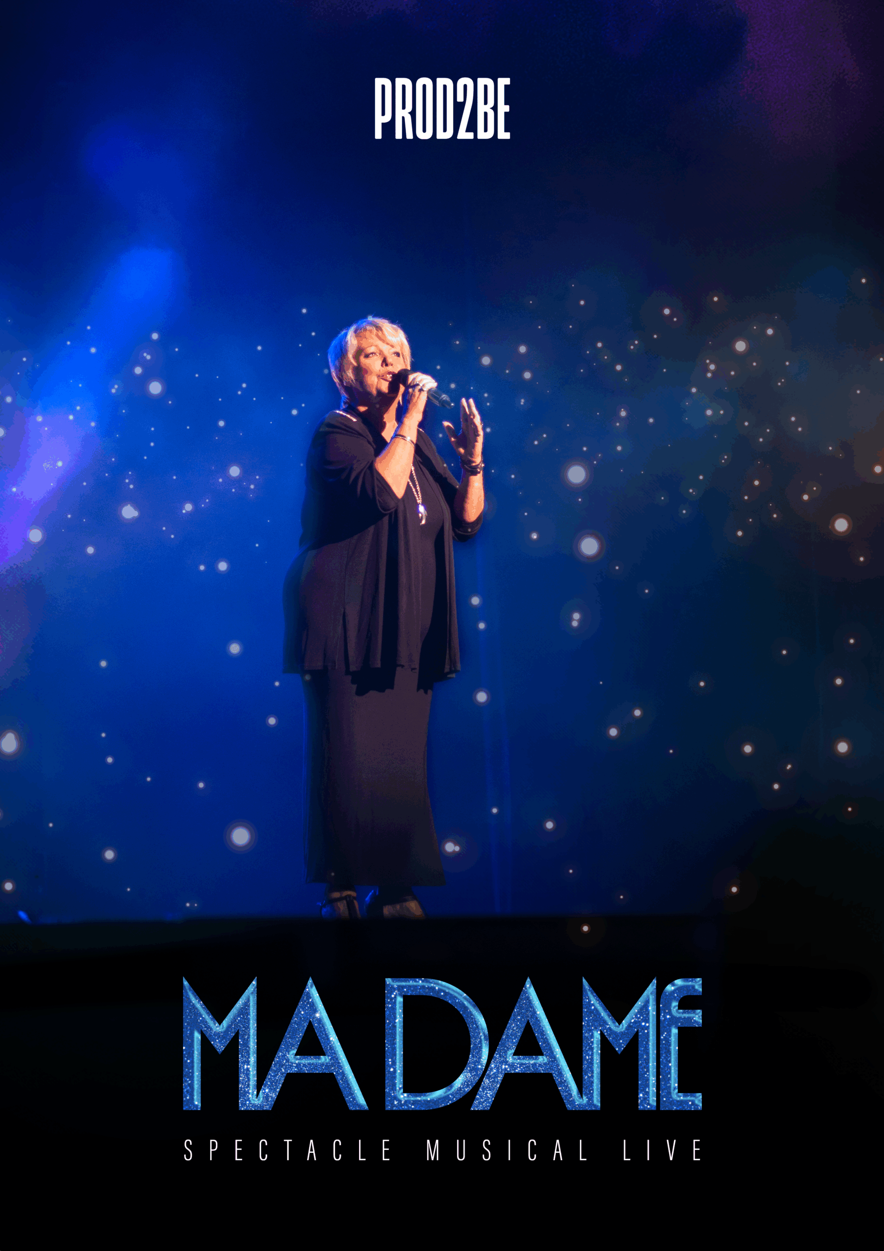 On peut voir sur cette image, une chanteuse avec un micro sur scène avec un fond bleuté.