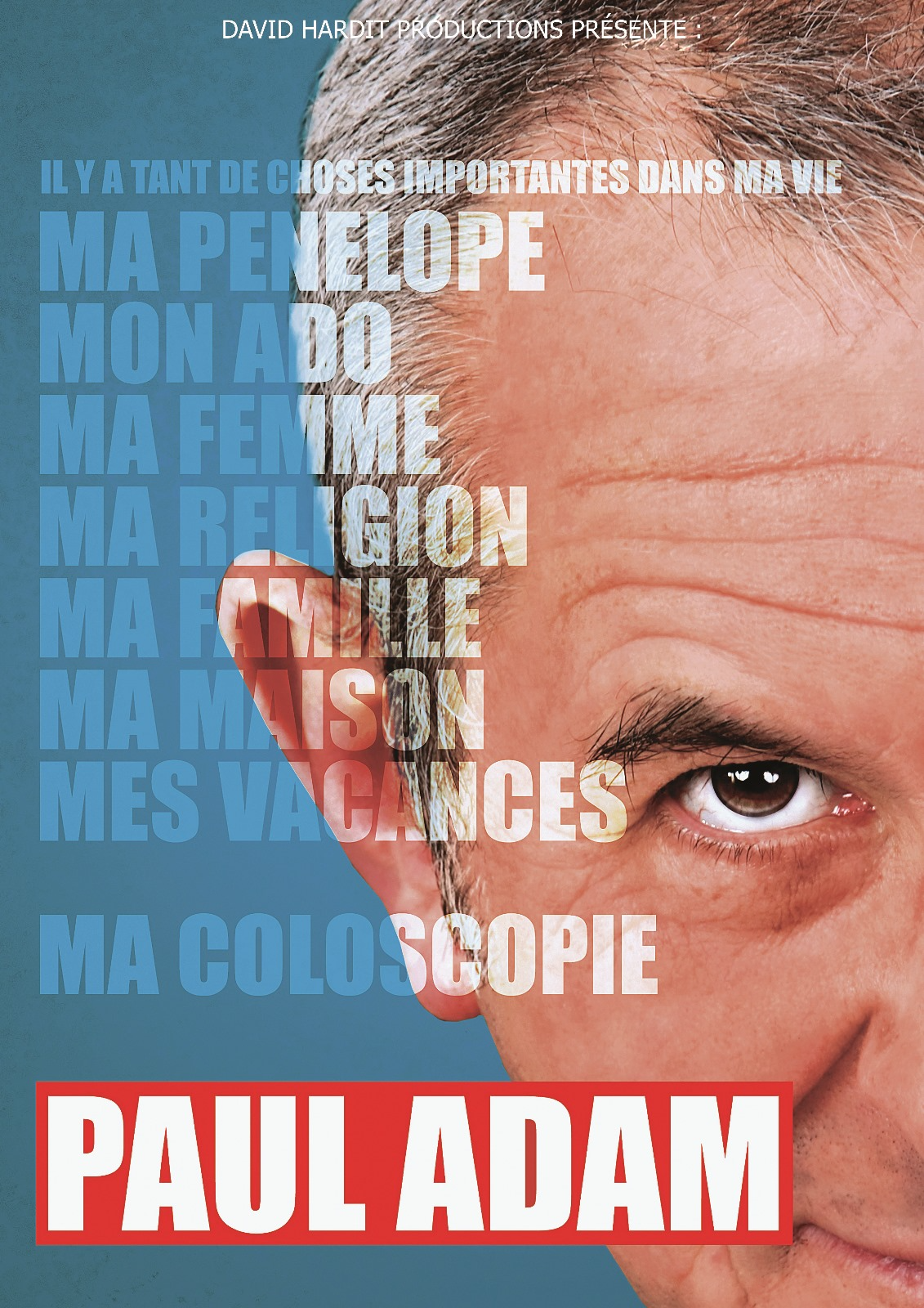Affiche pour le spectacle de SImon fache au Cabaret le Patis au Mans. L'affiche est constituée d'une photo représentant Simon Fache à gauche et ses deux acolytes a droite. Ses deux acolytes sont accompagnés d'une contrebasse et d'une batterie. Le sol est fait en touche de piano.
